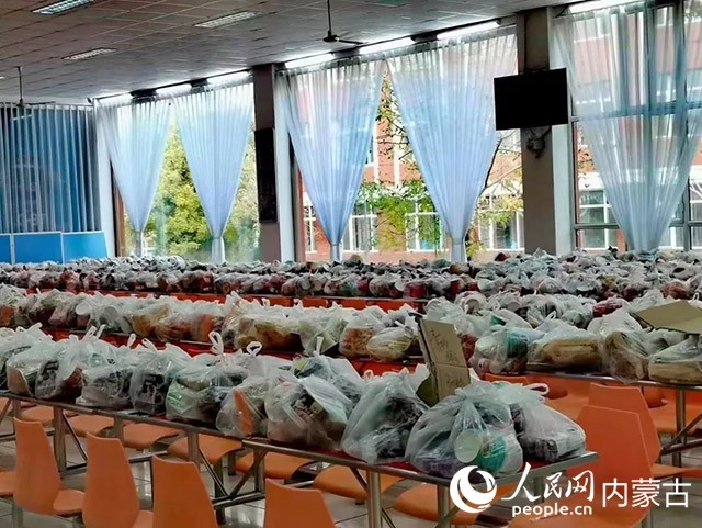 內(nèi)蒙古師范大學(xué)為返鄉(xiāng)學(xué)生準(zhǔn)備午餐和路途上的方便食品。內(nèi)蒙古教育廳供圖