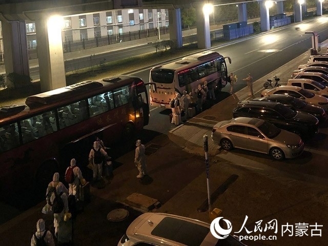 高校學(xué)生有序登車，前往隔離點。內(nèi)蒙古教育廳供圖