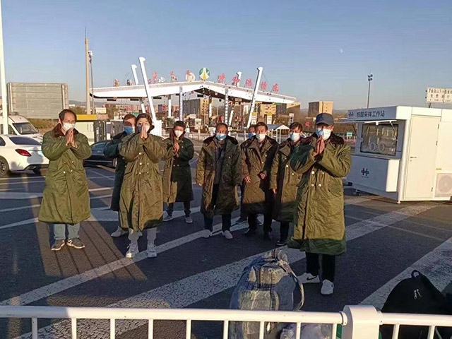 護(hù)送農(nóng)民工安全返鄉(xiāng)。賽罕區(qū)民政局供圖