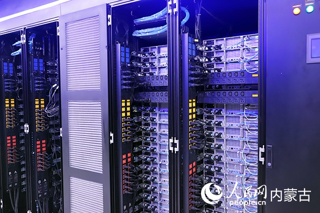 內(nèi)蒙古高性能計(jì)算公共服務(wù)平臺機(jī)房。人民網(wǎng)記者 苗陽攝