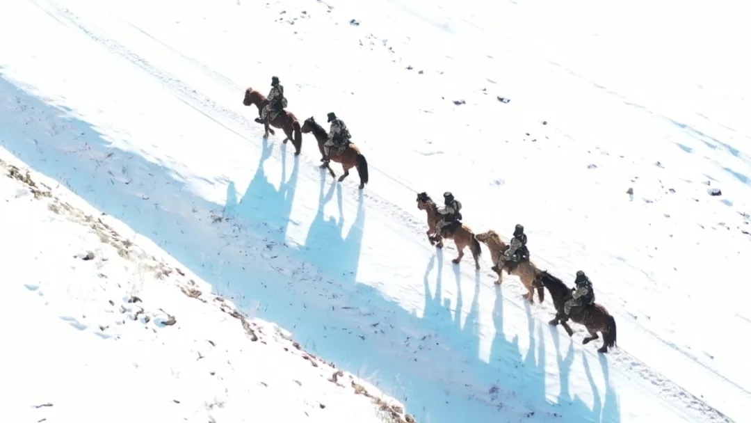 迎著朝陽(yáng)在邊防線上巡邏的執(zhí)勤官兵。賴志強(qiáng) 攝.webp.jpg