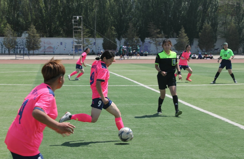 3.大學生足球聯(lián)賽本科組比賽現(xiàn)場，內蒙古民族大學（粉色）對陣呼和浩特民族學院.JPG