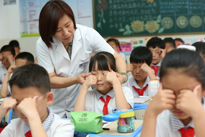 6.眼科醫(yī)生為學(xué)生糾正眼保健操.JPG
