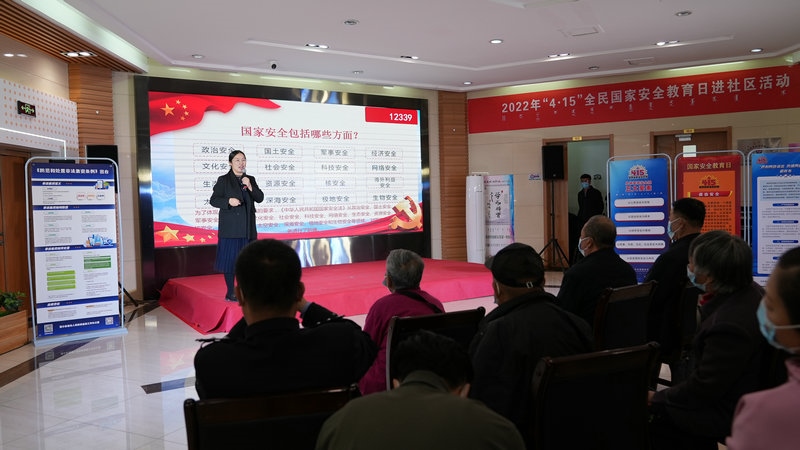線下聯(lián)合各國(guó)家安全委員單位同步開(kāi)展“國(guó)家安全進(jìn)社區(qū)”活動(dòng)，現(xiàn)場(chǎng)通過(guò)以國(guó)家安全知識(shí)問(wèn)答為主線，穿插烏蘭牧騎演出、國(guó)家安全宣講、發(fā)放國(guó)家安全法律法規(guī)讀本等形式，圍繞什么是國(guó)家安全、國(guó)家安全包含哪些內(nèi)容、如何維護(hù)國(guó)家安全等方面，為社區(qū)老百姓開(kāi)展宣傳宣講，同時(shí)作為現(xiàn)場(chǎng)“進(jìn)社區(qū)”活動(dòng)與線上直播活動(dòng)連線，把現(xiàn)場(chǎng)熱烈氣氛帶到網(wǎng)絡(luò)，與大家共同分享。 (4)_副本.jpg