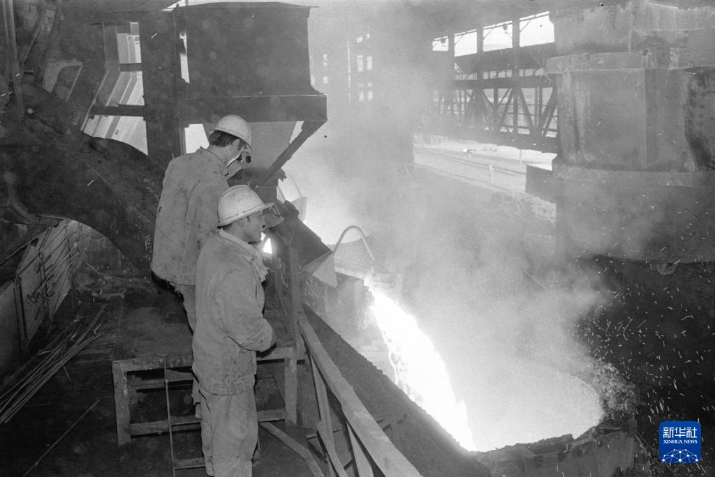 20241013全面完成1989年國家計(jì)劃的包鋼工人在出鋼（1990年1月10日發(fā)）jpg.jpg