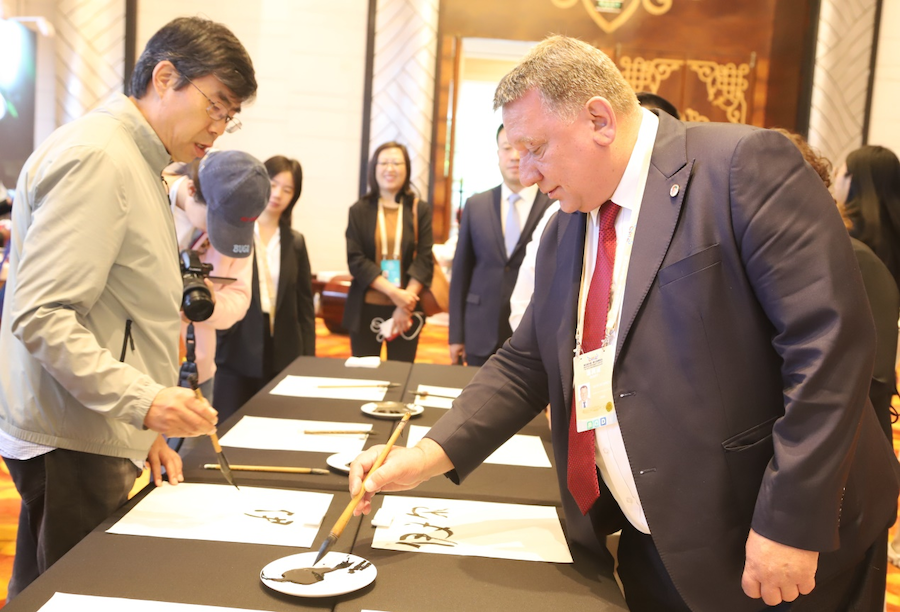 非遺、書法、文創(chuàng)齊亮相！2025年國家重要橋頭堡智庫論壇讓中外嘉賓讀懂北疆文化