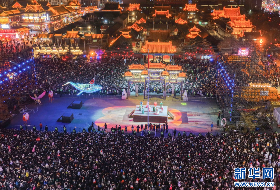 2025年12月31日晚，呼和浩特市玉泉區(qū)塞上老街旅游休閑街區(qū)跨年夜活動現(xiàn)場游人如織。新華網(wǎng)發(fā)（丁根厚 攝）.jpg