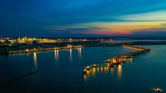 圖為中科煉化自建港口碼頭，30萬噸級(jí)原油泊位