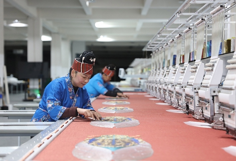 2023年2月13日，貴州省黔東南苗族侗族自治州施秉縣工業(yè)園區(qū)，工人在機繡車間作業(yè)。