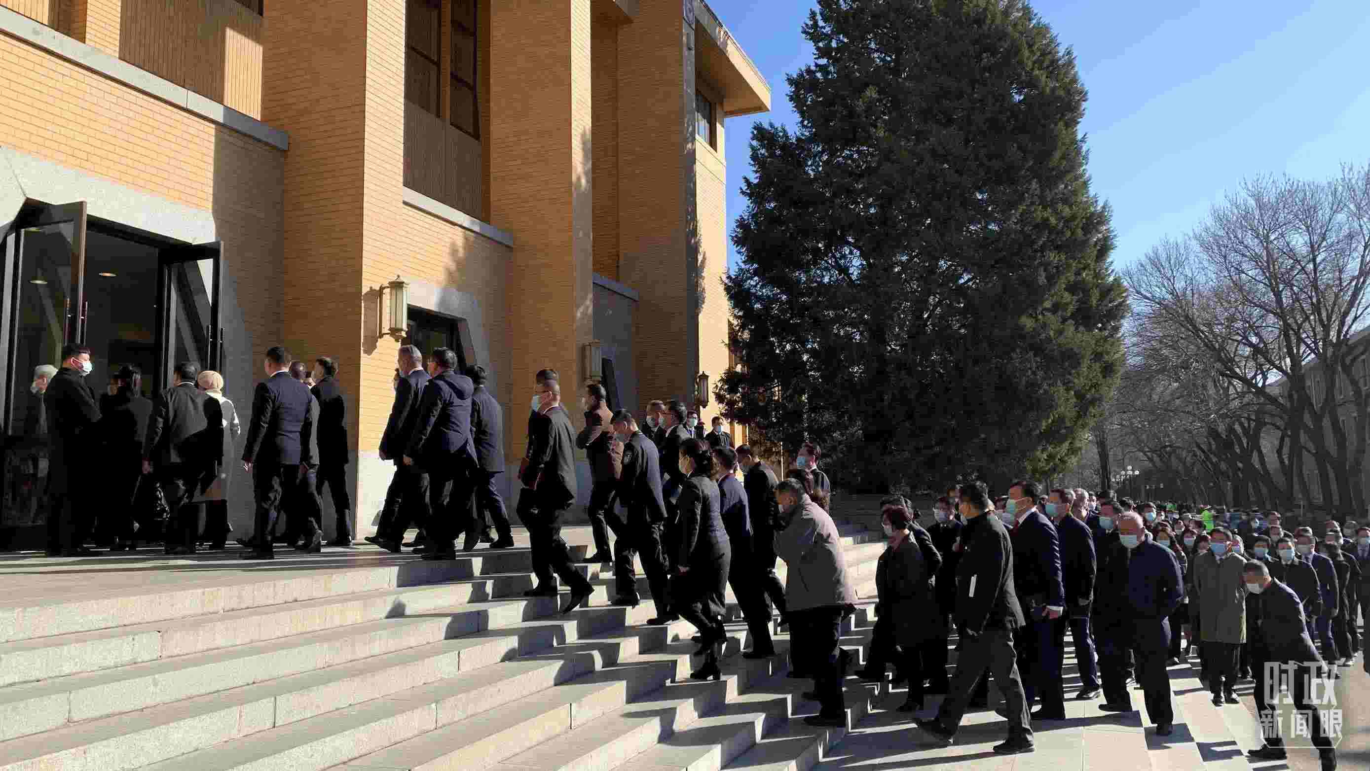 △參加這次慶祝大會(huì)暨開(kāi)學(xué)典禮的與會(huì)人員正在步入會(huì)場(chǎng)。（總臺(tái)央視記者段德文拍攝）