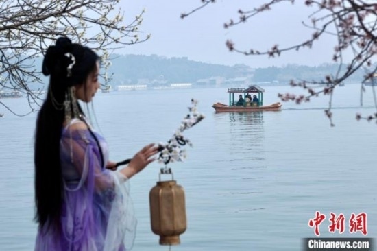 圖為游客在昆明湖畔游玩。<a target='_blank' data-cke-saved-href='/' href='/'><p align=