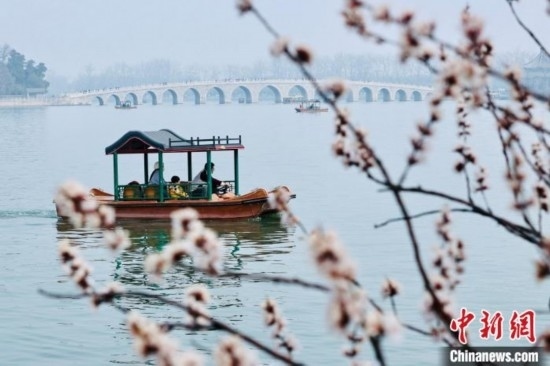 20日，頤和園游船開航。<a target='_blank' data-cke-saved-href='/' href='/'><p align=