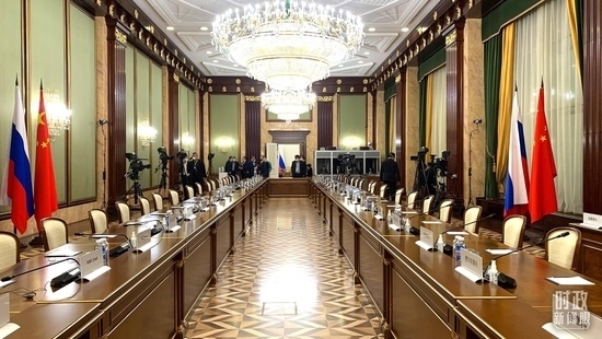 △俄羅斯聯(lián)邦政府大廈內(nèi)，習(xí)主席在這里會見俄羅斯總理米舒斯京。（總臺央視記者段德文拍攝）