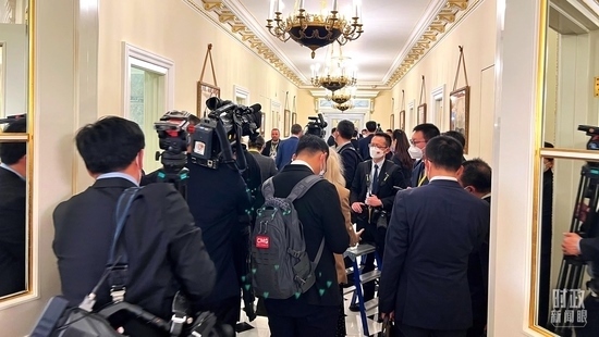  △等待進(jìn)入會場的新聞記者擠滿走廊。（總臺央視記者程鋮拍攝）