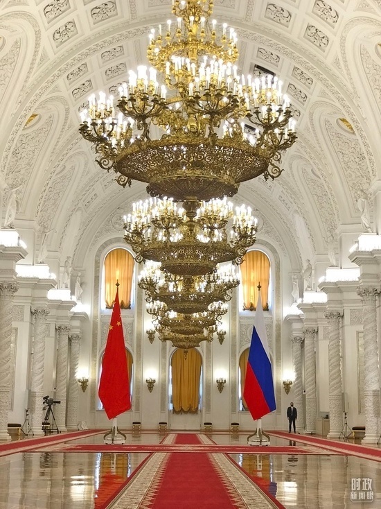 △克里姆林宮喬治大廳，習(xí)主席在這里同普京總統(tǒng)握手合影。（總臺央視記者石偉明拍攝）