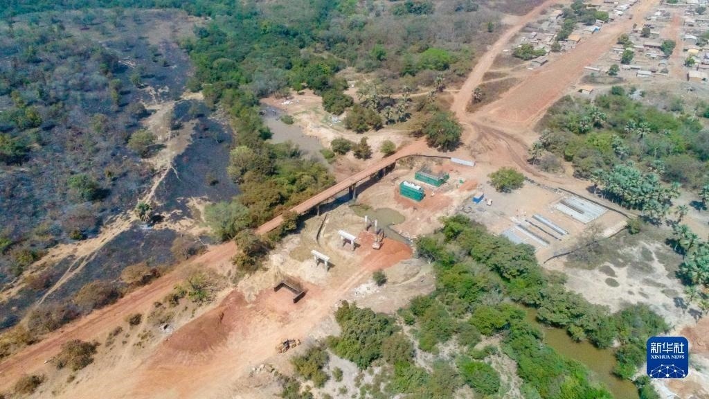 這是1月12日在科特迪瓦西北部奧迭內省拍攝的北部公路項目施工現(xiàn)場（無人機照片）。新華社發(fā)（中國港灣工程有限責任公司供圖）