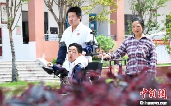 碰上天氣好，朱金祥就會利用休息時間，和鐘華強(qiáng)母親將其推出來賞賞花，曬曬太陽，呼吸一下外面的新鮮空氣。 卓忠偉 攝