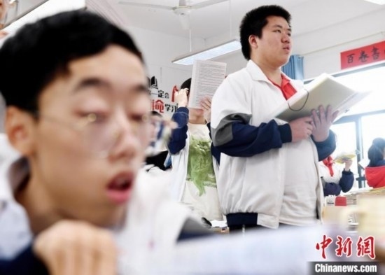 朱金祥(右)和鐘華強(qiáng)(左)正在加緊復(fù)習(xí)迎接高考。 卓忠偉 攝