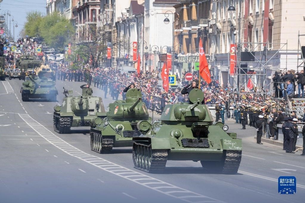 5月9日，在俄羅斯符拉迪沃斯托克市，坦克編隊(duì)參加閱兵式。新華社發(fā)（郭飛洲攝）