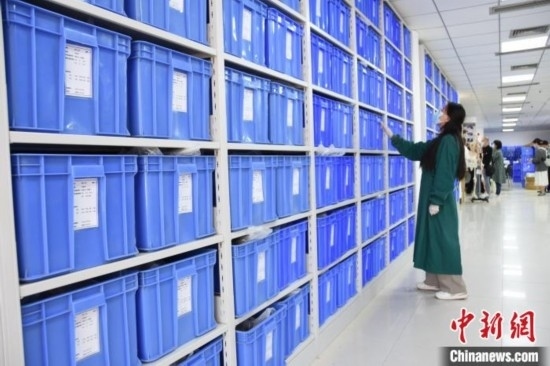 圖為鄭州大學(xué)人骨考古實(shí)驗(yàn)室內(nèi)的骨骼標(biāo)本庫(kù)。王宇 攝