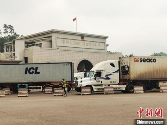 近日，位于中越邊境廣西憑祥市的友誼關口岸車水馬龍，裝載著東盟水果的跨境車輛來往不斷。黃艷梅 攝