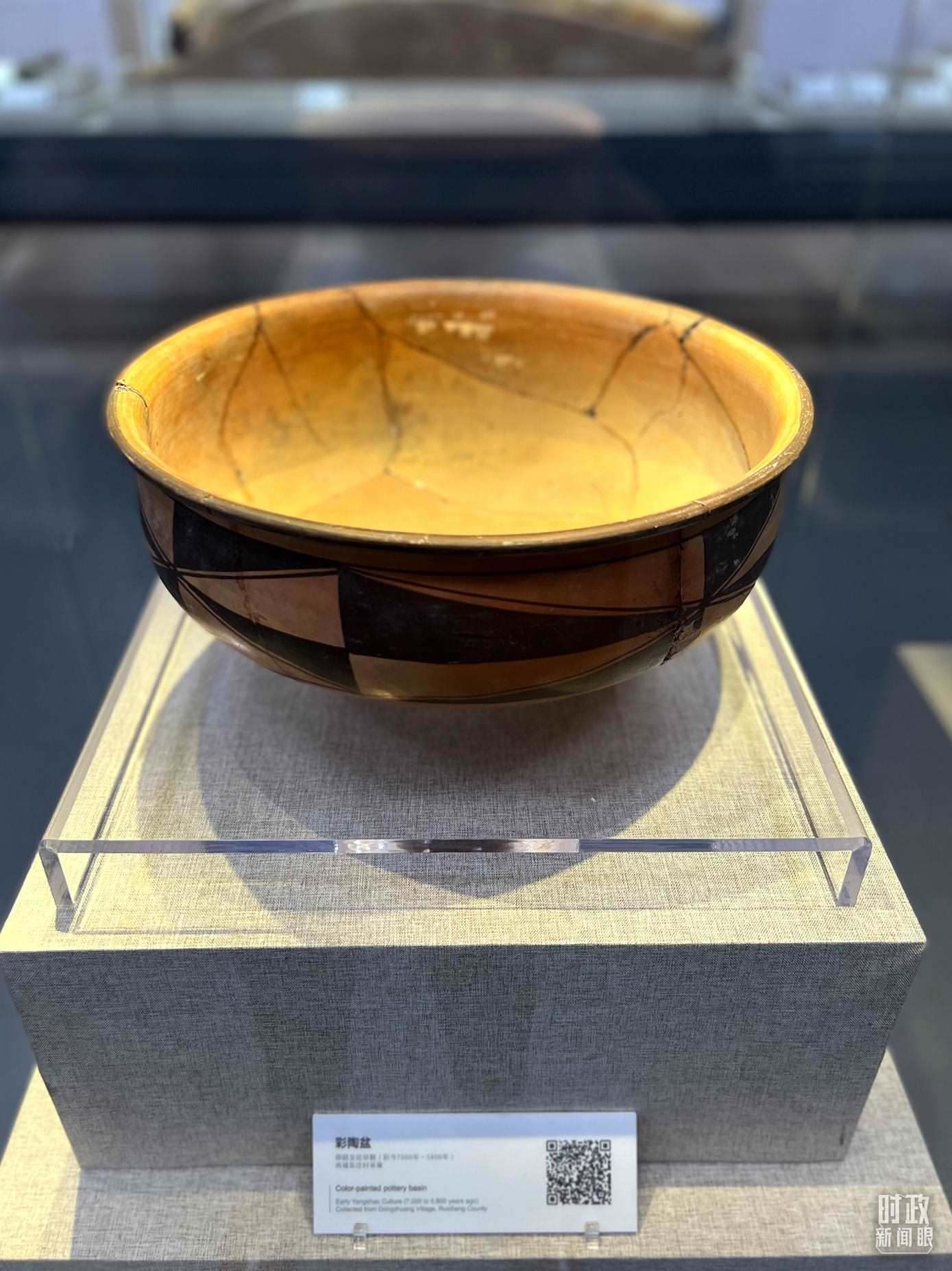 △運(yùn)城博物館內(nèi)展出的仰韶文化早期的彩陶盆。（總臺(tái)央視記者邢彬拍攝）