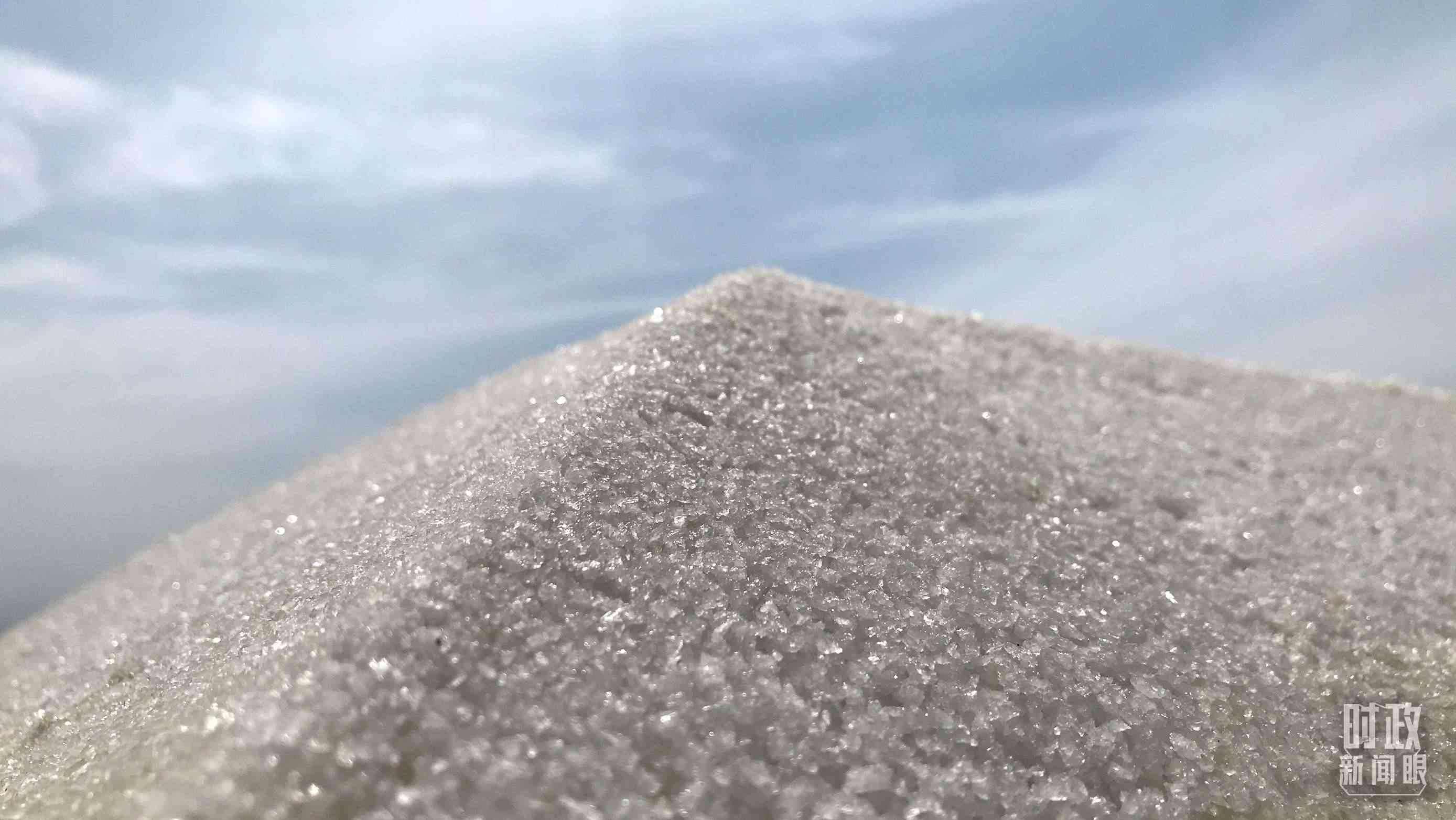 △鹽湖出產(chǎn)的河?xùn)|大鹽。（總臺(tái)央視記者石偉明拍攝）