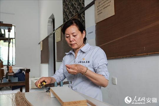 撈紙需要兩位師傅默契配合。人民網記者 張俊攝