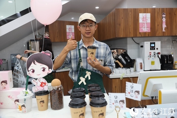 謝雨橋展示制作好的咖啡。人民網記者 馬曉波攝