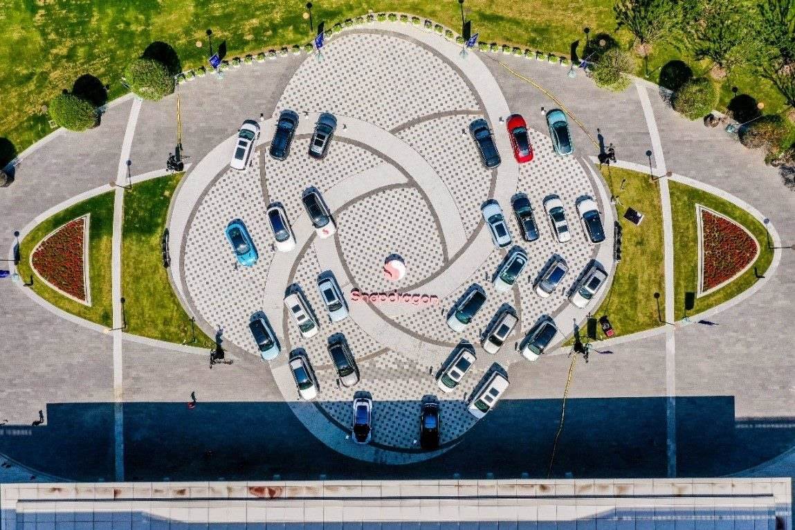 峰會戶外整車展示區(qū)俯瞰圖。（受訪者供圖）