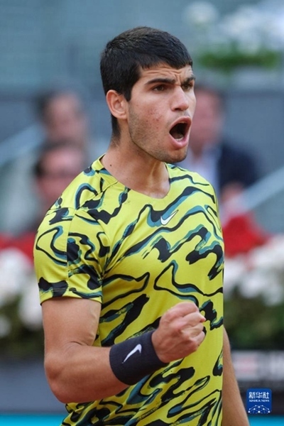 5月7日，阿爾卡拉斯在比賽中慶祝得分。當(dāng)日，在西班牙馬德里網(wǎng)球公開賽男單決賽中，西班牙選手阿爾卡拉斯以2比1戰(zhàn)勝德國(guó)選手施特魯夫，奪得冠軍。新華社記者 孟鼎博 攝