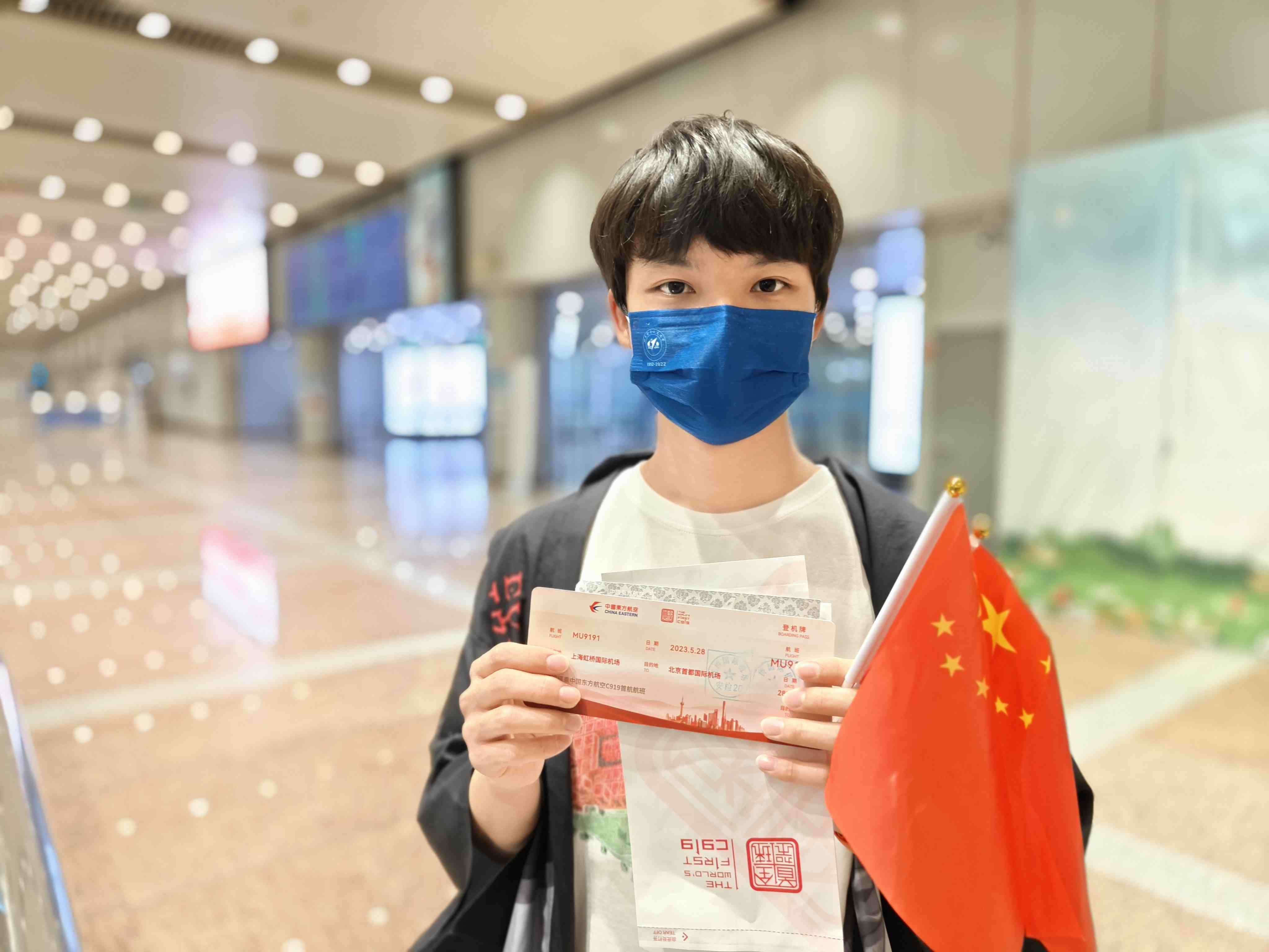 張可立向記者展示有著紀念意義的登機牌。人民網(wǎng)記者 夏曉倫攝