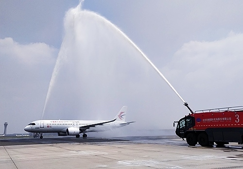 C919穿過象征民航最高禮儀的“水門”。東航供圖