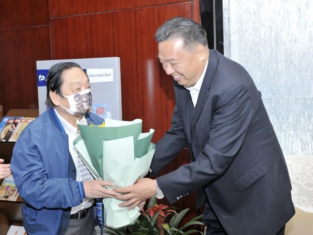 ▲青海省政協(xié)副主席、青海省林草局黨組書記、局長、祁連山國家公園青海省管理局局長李曉南在機場迎接韓美林