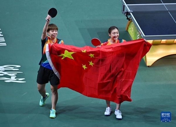 5月27日，陳夢(mèng)（右）/王藝迪慶祝勝利。當(dāng)日，在南非德班進(jìn)行的2023年世界乒乓球錦標(biāo)賽女子雙打決賽中，中國選手陳夢(mèng)/王藝迪以3比0戰(zhàn)勝韓國選手田志希/申裕斌，奪得冠軍。新華社記者 陶希夷攝