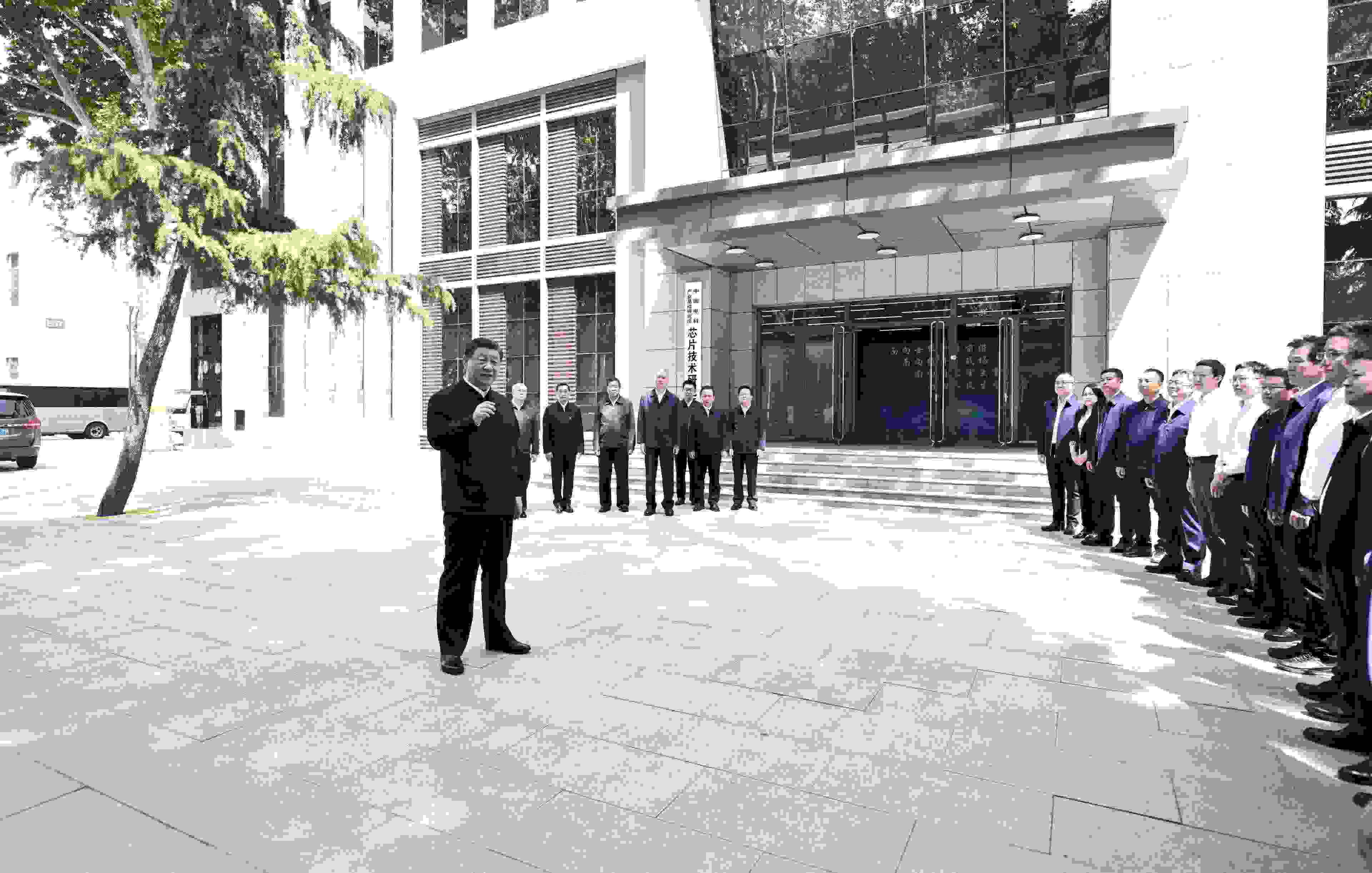 △2023年5月12日，習近平總書記在中國電科產(chǎn)業(yè)基礎(chǔ)研究院同科技工作者交流。