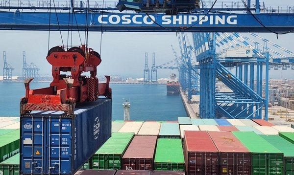 圖為“東方西班牙”輪在裝載貨物。人民網(wǎng)記者 管克江 攝