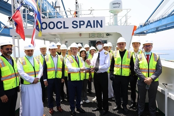 圖為與會(huì)嘉賓參觀“東方西班牙”輪。中遠(yuǎn)海運(yùn)港口阿布扎比碼頭供圖