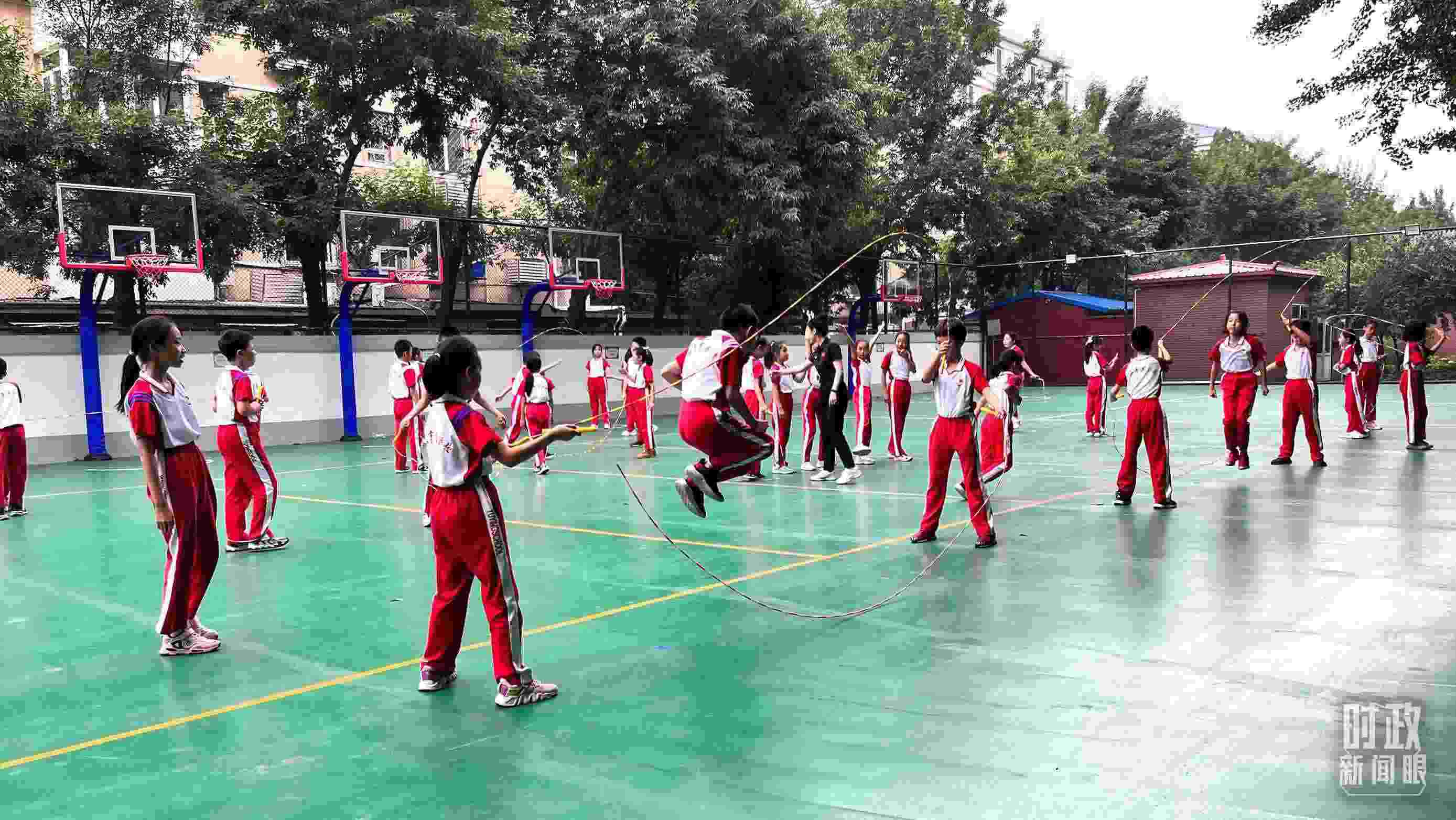 △正在跳繩的學(xué)生。（總臺央視記者張垚拍攝）
