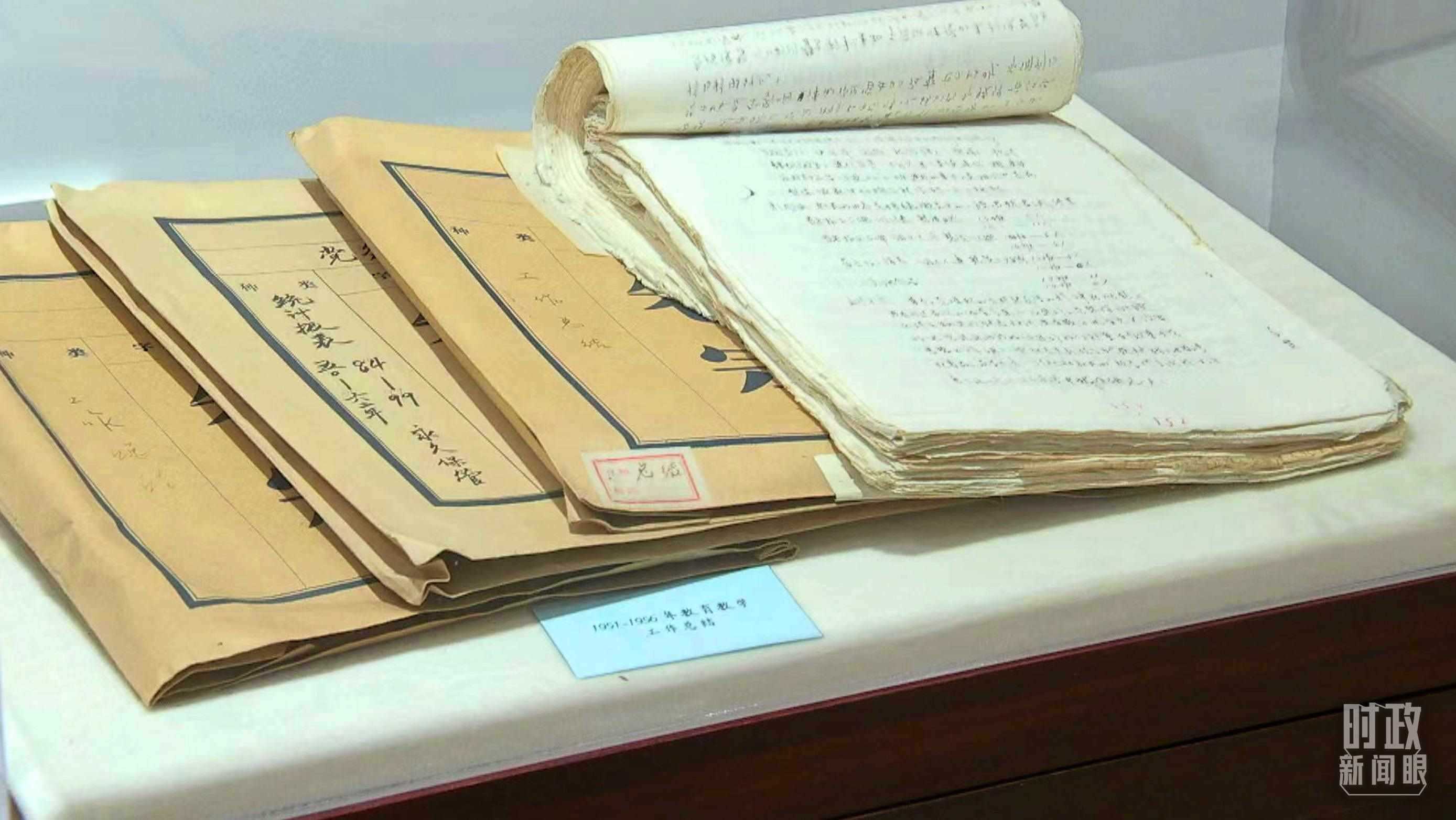 △校史館內(nèi)的教育教學(xué)工作總結(jié)展陳。（總臺央視記者金雨秋拍攝）