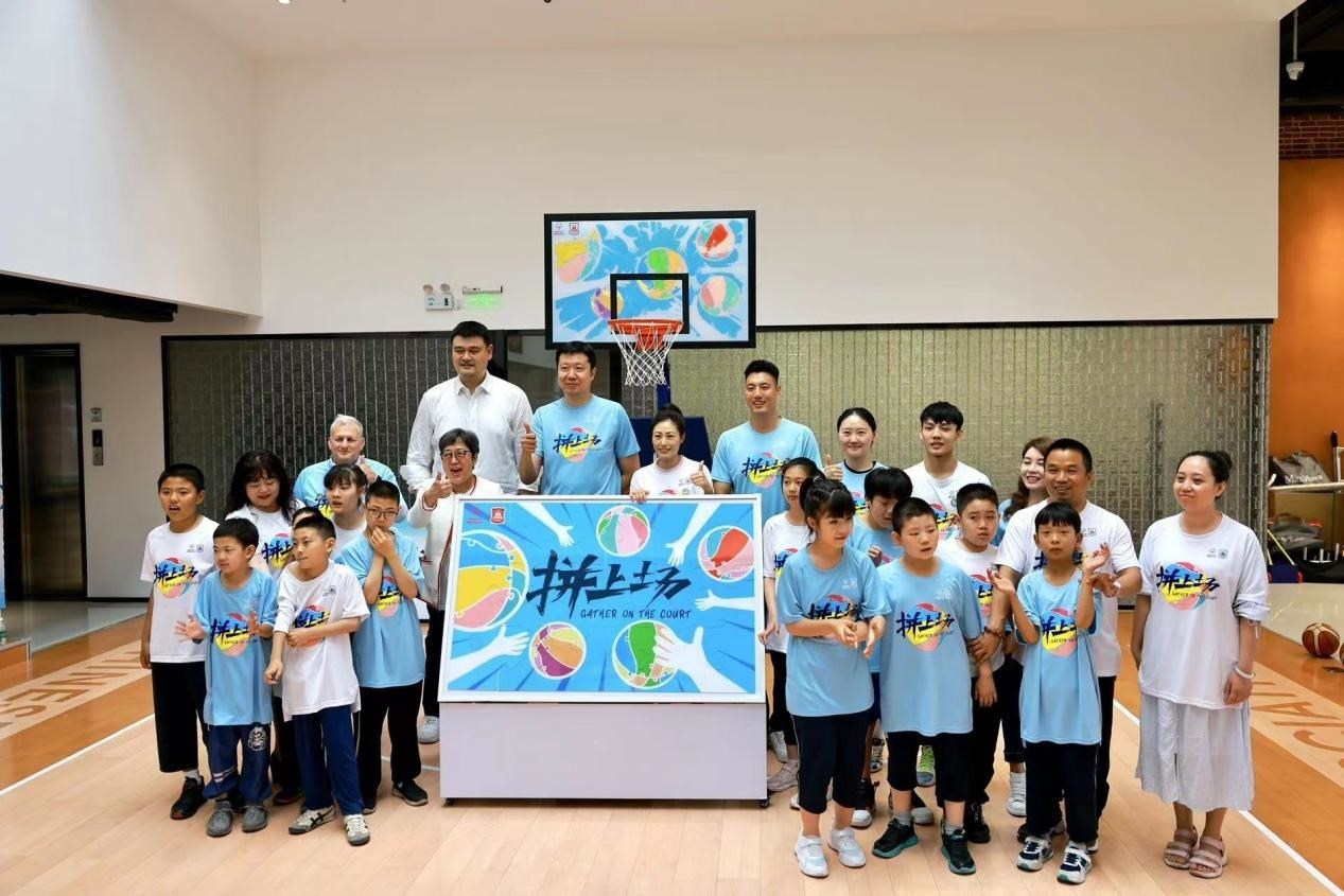 嘉賓與特奧小運動員在活動結(jié)束后合影。人民網(wǎng)記者 郝帥攝