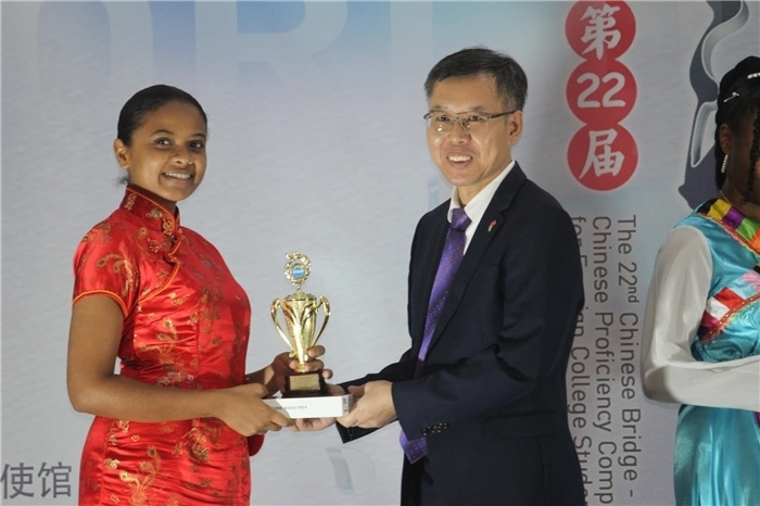 陳錫來(lái)參贊為獲獎(jiǎng)選手頒發(fā)二等獎(jiǎng)。圭亞那大學(xué)孔子學(xué)院供圖