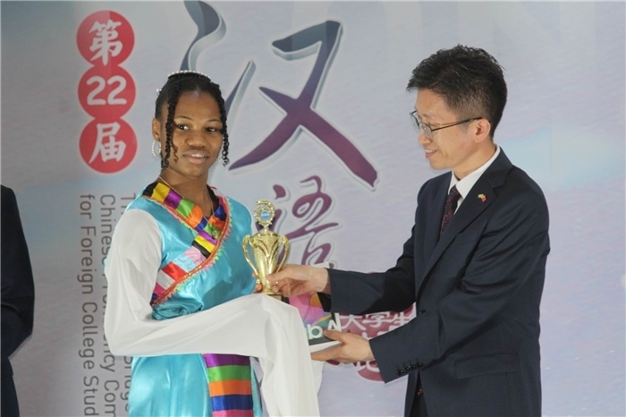 黃瑞參贊為獲獎(jiǎng)選手頒發(fā)二等獎(jiǎng)。圭亞那大學(xué)孔子學(xué)院供圖