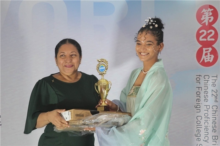 圭亞那大學(xué)校長(zhǎng)默罕默德為獲獎(jiǎng)選手頒發(fā)一等獎(jiǎng)。圭亞那大學(xué)孔子學(xué)院供圖