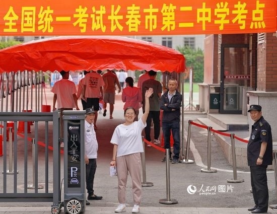 6月7日，在長春市第二中學考點，一名考生信心滿滿進入考場，并與家長揮手致意。人民網(wǎng)記者 李洋攝