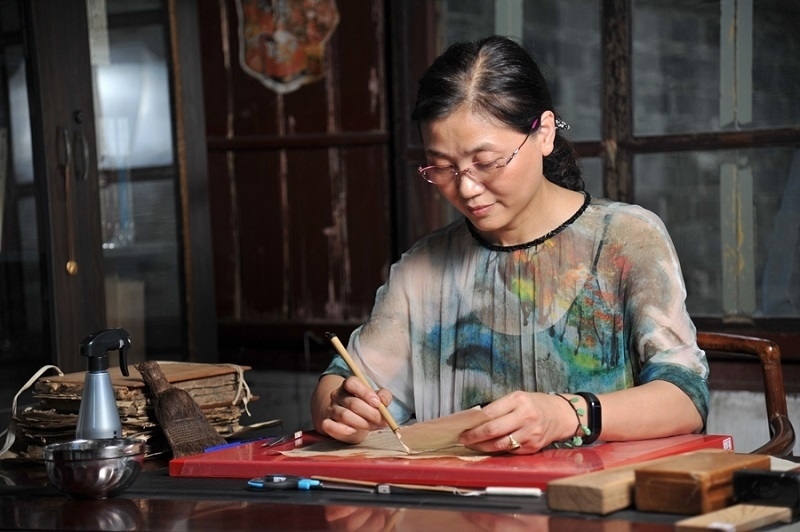 天一閣古籍修復(fù)師工作場(chǎng)景。天一閣博物院供圖