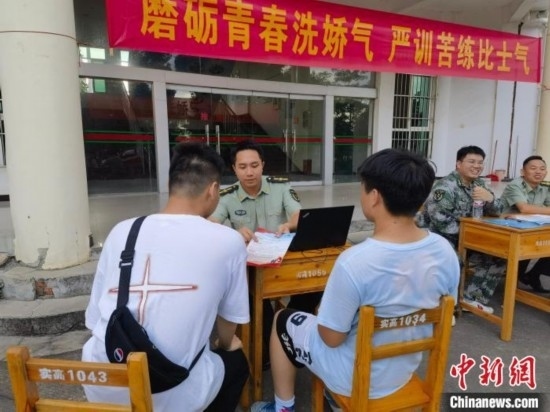 專武干部在講解相關政策。韋碩 攝