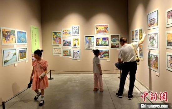 圖為家長帶著孩子參觀展覽。呂明 攝