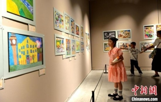 圖為家長帶著孩子參觀展覽。呂明 攝