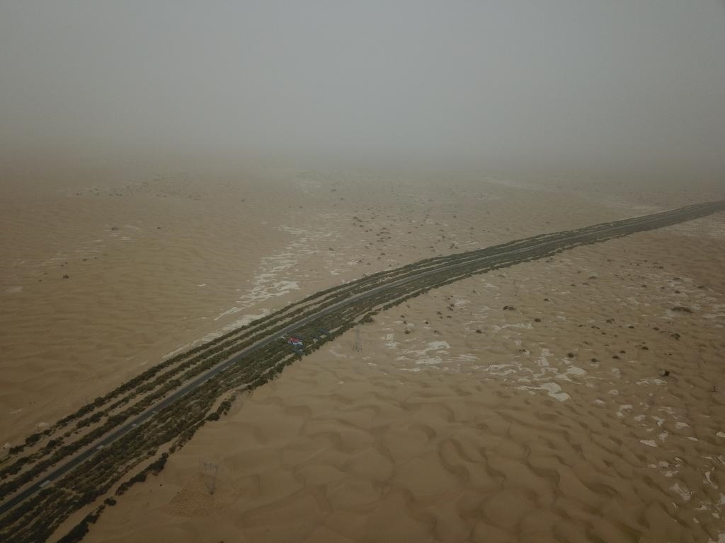 這是2019年8月12日拍攝的塔里木沙漠公路兩側(cè)的綠色屏障（無人機(jī)照片）。新華社記者宿傳義攝